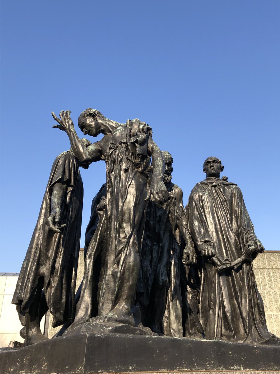 日差しのなかに春の兆しが感じられるようになりました。 当館前庭で