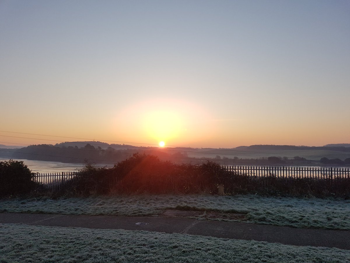 LucieGarland's tweet photo. Yes- #todayisaw a frosty sunrise https://t.co/geBrqK7X3Y