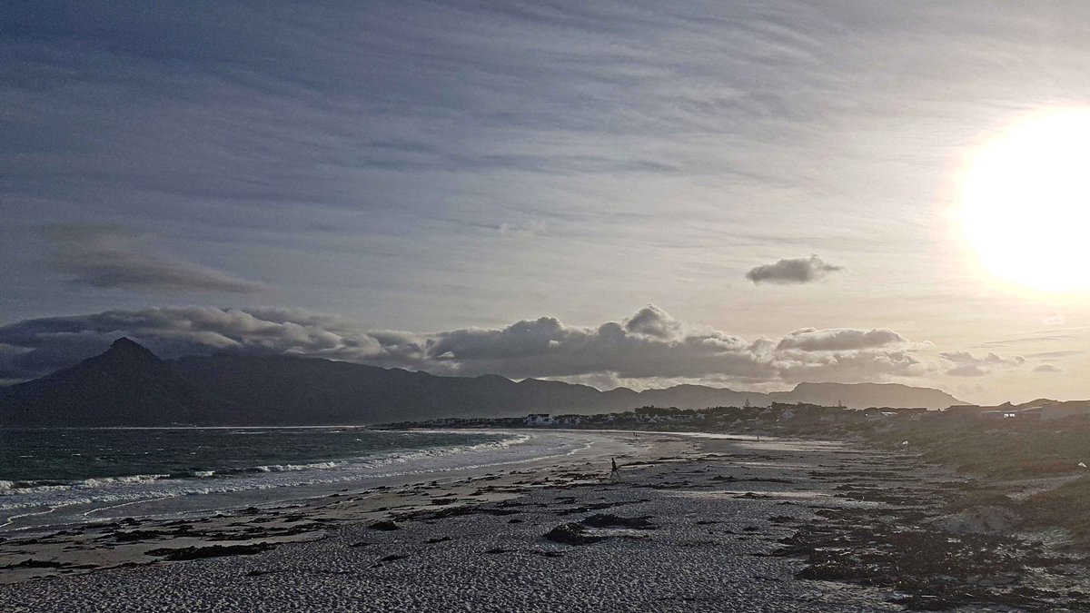 #Atlantic #surfreport Tues March 9. Winter is on its way! Strong NW wind, prefrontal conditions, small swell &amp; choppy conditions. Maybe a few waves at Witsands, otherwise one for the kiters at Long Beach. Big storm coming! #battendownthehatches #blustery #coldfront #capeofstorms