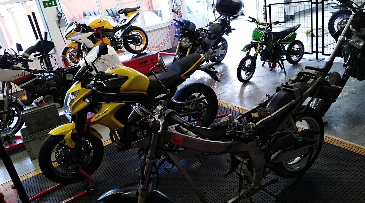 Automozioa_db's tweet photo. Zure motoa konpontzen ikasi nahi? Hasi da @Automozioa_db motoen ikastaroa.
Quieres aprender a reparar tu propia moto? #sidecar #R6 #ktm640lc4 @FPdbosco #lanbideheziketabainoaskozgehiago @IkasOarsoaldea @ikaslangipuzkoa #muchomasqueFP #losdelasmotos #bancodepotencia @maeso34 https://t.co/dkmhfNEA5w