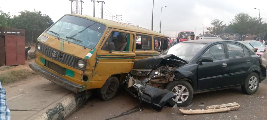 eko_traffic's tweet photo. [07:25am] #TrafficRadioUpdates
#AskLTR #ForAGreaterLagos #SolvingLagosTraffic
A multiple accident involving 6 vehicles at Oke oriya inw Agric, taken the entire main carriage way. Temporary diversion to the BRT lane. https://t.co/ijKWt2ed6n
