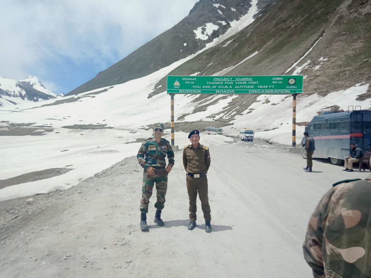 rohanduaT02's tweet photo. The Ali brothers would train UPSC aspirants together in Delhi till the Subhan himself made it first to IIT for Mtech degree and then cleared IES to land a job with Border Roads Organisation (BRO) in Kargil in 2019.

He was on a duty to check quarantine centre in Minamarg.. https://t.co/jQ3mEAaamh