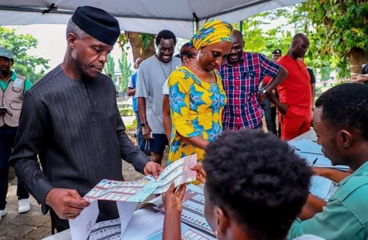 MalaTujjani73's tweet photo. #2YearsMemory.
Vice President @ProfOsinbajo, SAN, and Wife, H.E. Mrs #Dolapo_Osinbajo casts their vote at VGC polling unit in Lagos.
Photos: @NOVOisio https://t.co/IzcoZ6swg5