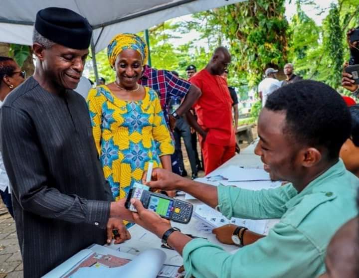 MalaTujjani73's tweet photo. #2YearsMemory.
Vice President @ProfOsinbajo, SAN, and Wife, H.E. Mrs #Dolapo_Osinbajo casts their vote at VGC polling unit in Lagos.
Photos: @NOVOisio https://t.co/IzcoZ6swg5