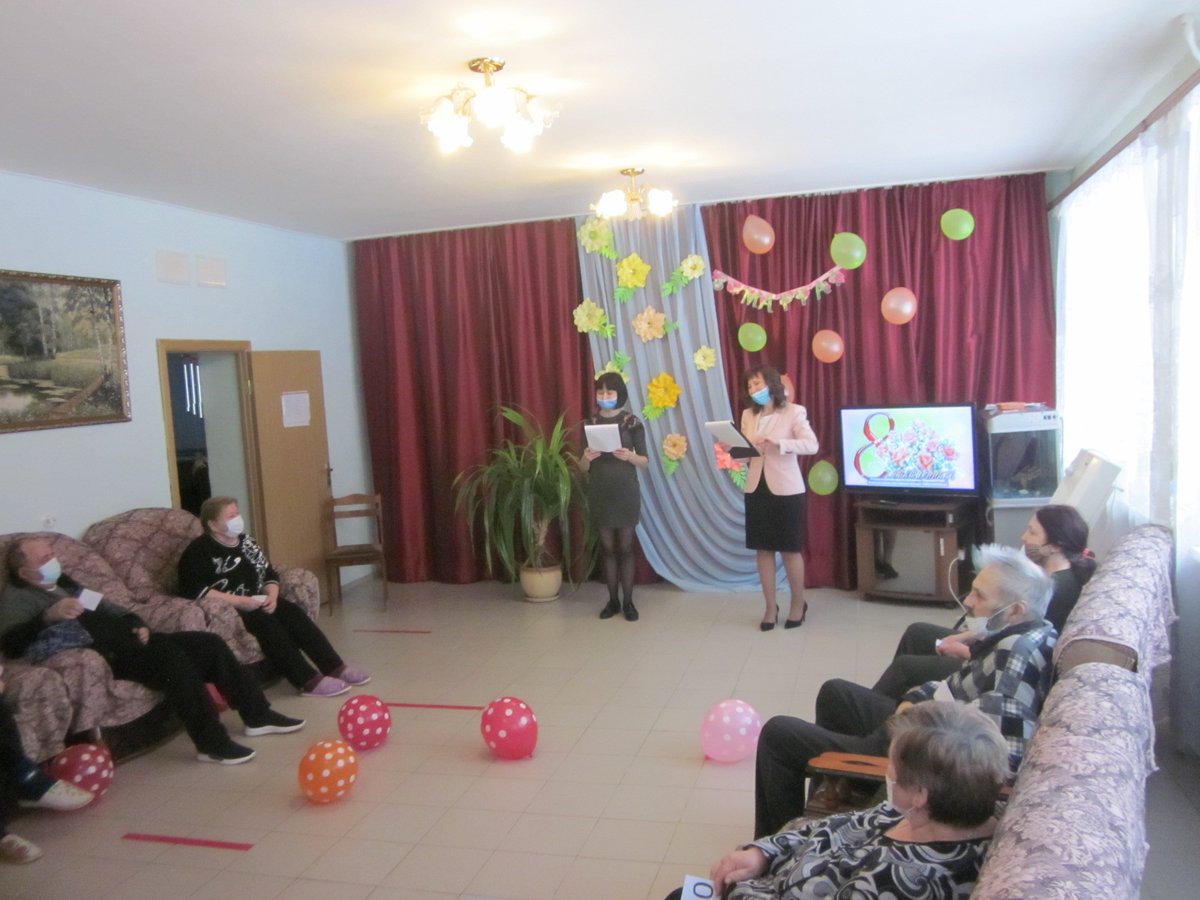 05 марта было проведено мероприятие, посвященное Международному женскому дню. 
 Получатели социальных услуг участвовали в конкурсах, викторинах, пели песни. 
В ходе праздника был показан фильм – поздравление о талантах и увлечениях женщин, присутствующих в зале.