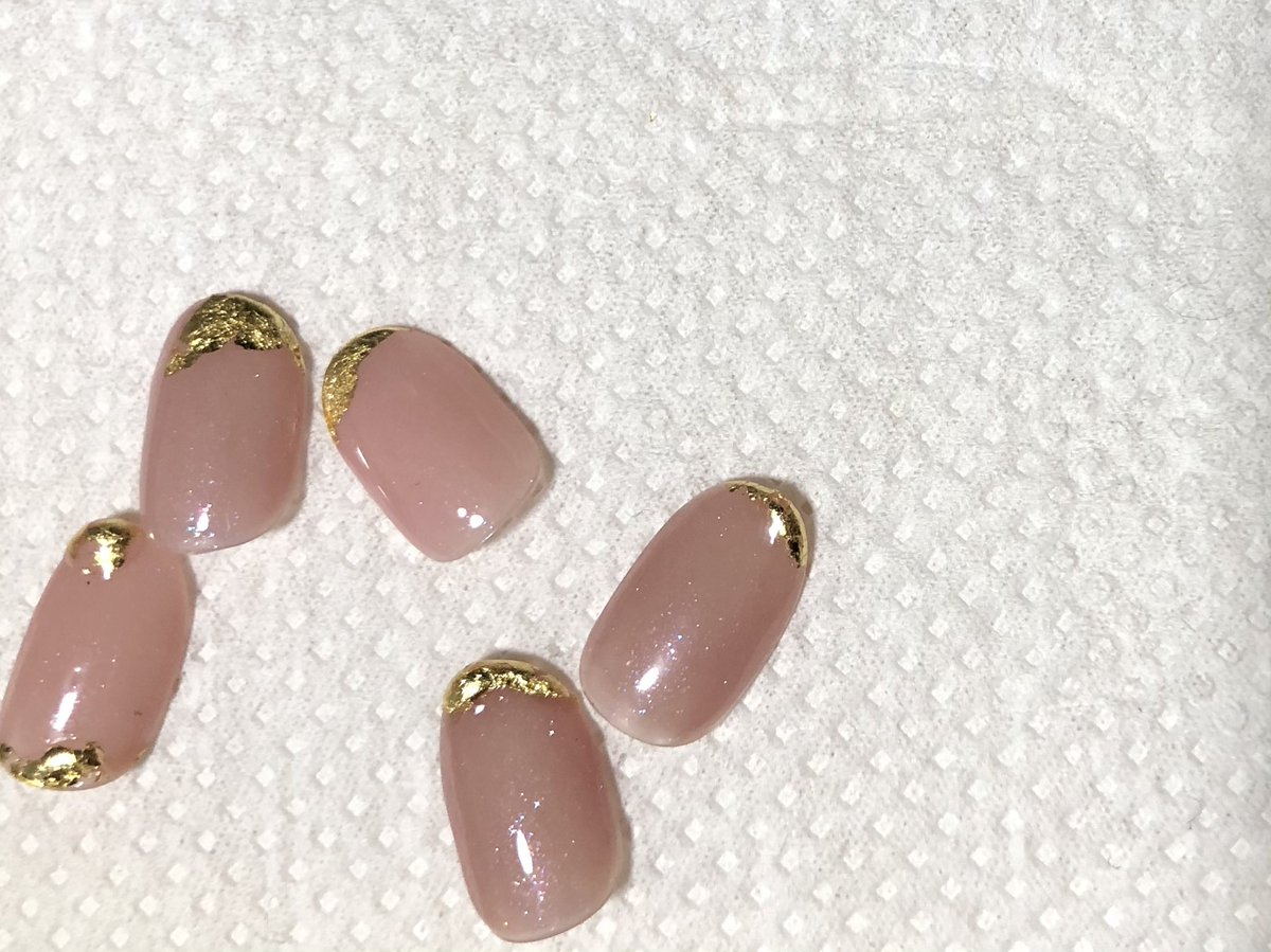 ユミエ セルフネイル 使ったのは似てるなーと思ってたこの２色です ラメの感じはほぼ同じだけどne145の方がシアーめなのでラメが目立つ Ne142がピンク感強め Ne145がピンクベージュという感じでしょうか 混ざるとどっちがどっちか見分けがつか