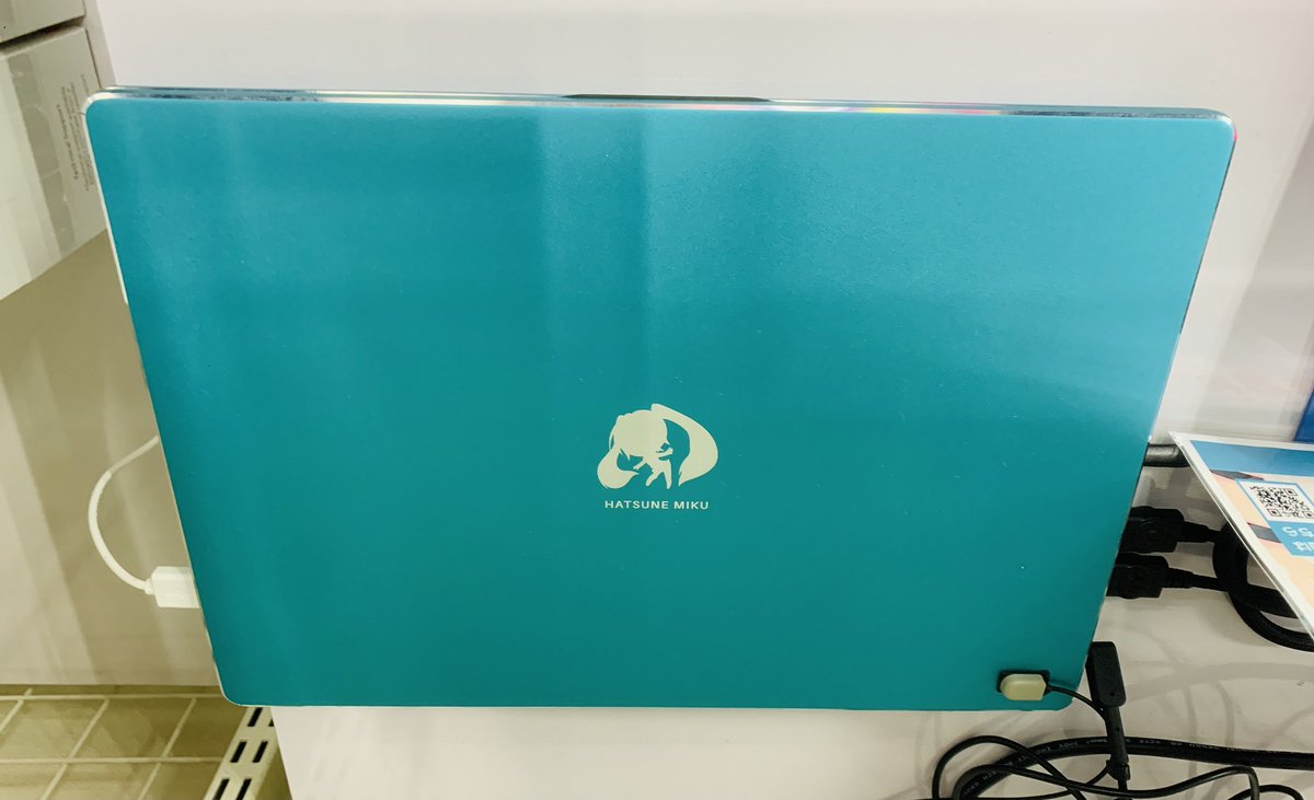 ツクモパソコン本店 本店 2f ミクの日 ちなんでこちらはいかが Acer Hatsune Mikuノートパソコン Swift 3 Sf314 56 A58u Miku 初音ミク さんイメージした緑カラー 天板とタッチパッドもシルエットデザイン あごなすび先生の素敵な壁紙仕様