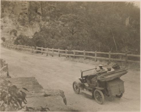 AskrozBM's tweet photo. HISTORIC SNAPSHOT ~ Going down Victoria Pass in 1909. That would have been an exciting ride. 😀

Source: Allen Collection, Mitchell Library

✒️ SUBSCRIBE to Ask Roz Blue Mountains
https://t.co/9z0ku2U5Me click on "subscribe" https://t.co/SWKWeLgShe