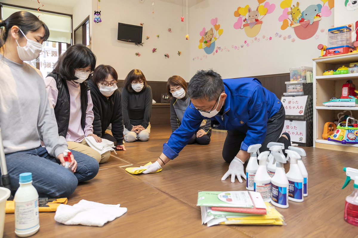 wEijbS2J58wcFBk's tweet photo. 昨日3/8、地域の子育て家庭を支援するボランティア団体、35サポネットin荒川さまにて、清掃除菌クラブを開催しました。ご参加いただきました皆さま、まことにありがとうございました！

#WLBM　#ウィーラブビルメン　#清掃員さんありがとう https://t.co/fuU7kKQLs3