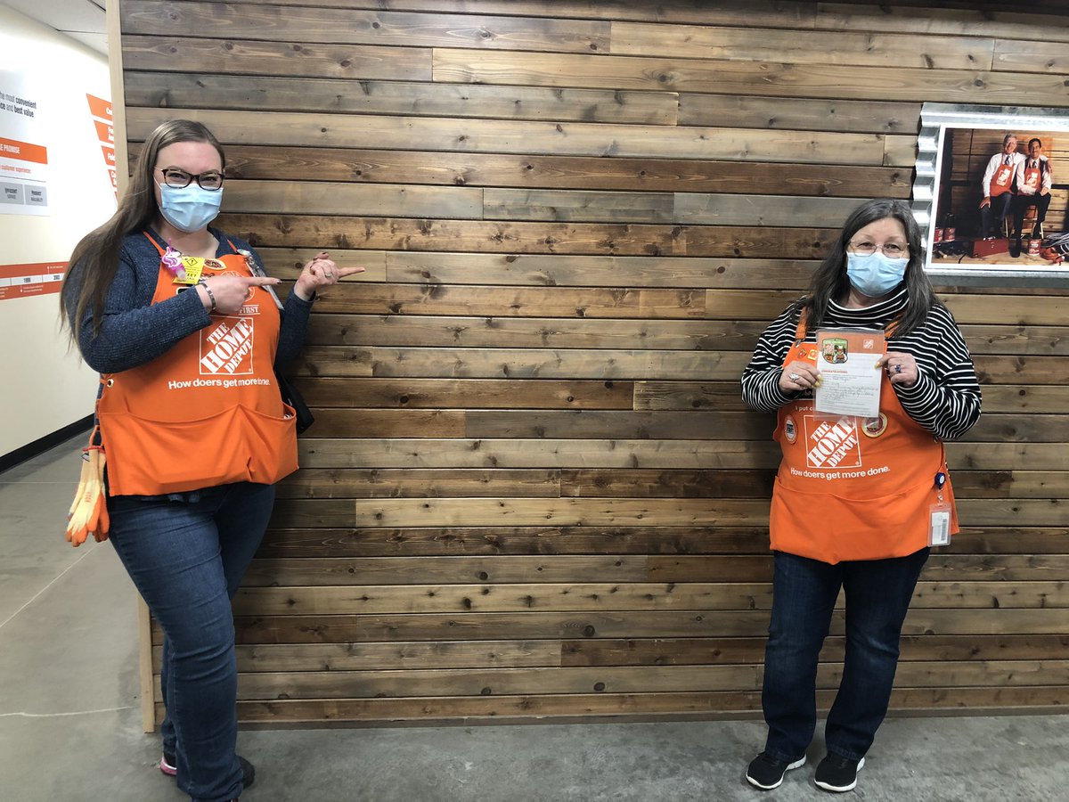 Tamara giving Patty a Homer award for her great customer service and driving the safety Bravo program!🎉<a href="/TamaraRoden/">Tamara Roden</a> <a href="/haystackjms/">Jeff Senn</a> <a href="/KiserMathew/">Mathew Kiser</a> <a href="/AnthuaneFarje/">Anthuane Farje</a> @Kimmyw0321 @Bselch <a href="/kyle_mckinnon12/">🅺🆈🅻🅴 🅼🅲🅺🅸🅽🅽🅾🅽</a> @CumminsLucas