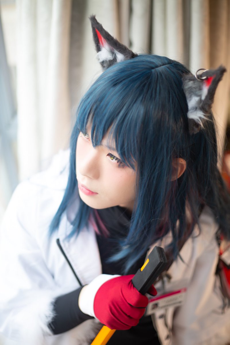 明日方舟
德克萨斯 寒武纪 寒冬信使

面对魔界的邪吻
不被污染的转身
维持纯白的象征

而非贪婪着永恒，只对暴力忠诚
-《半兽人》

摄影 <a href="/Aegis_Mochi/">Aegis麻薯</a> <a href="/Mark_Djh/">游江平浪</a> 
后勤 Kaba和兔子
还有特别谢谢<a href="/Azj_and_2BB/">哎叽叽与2比比</a>