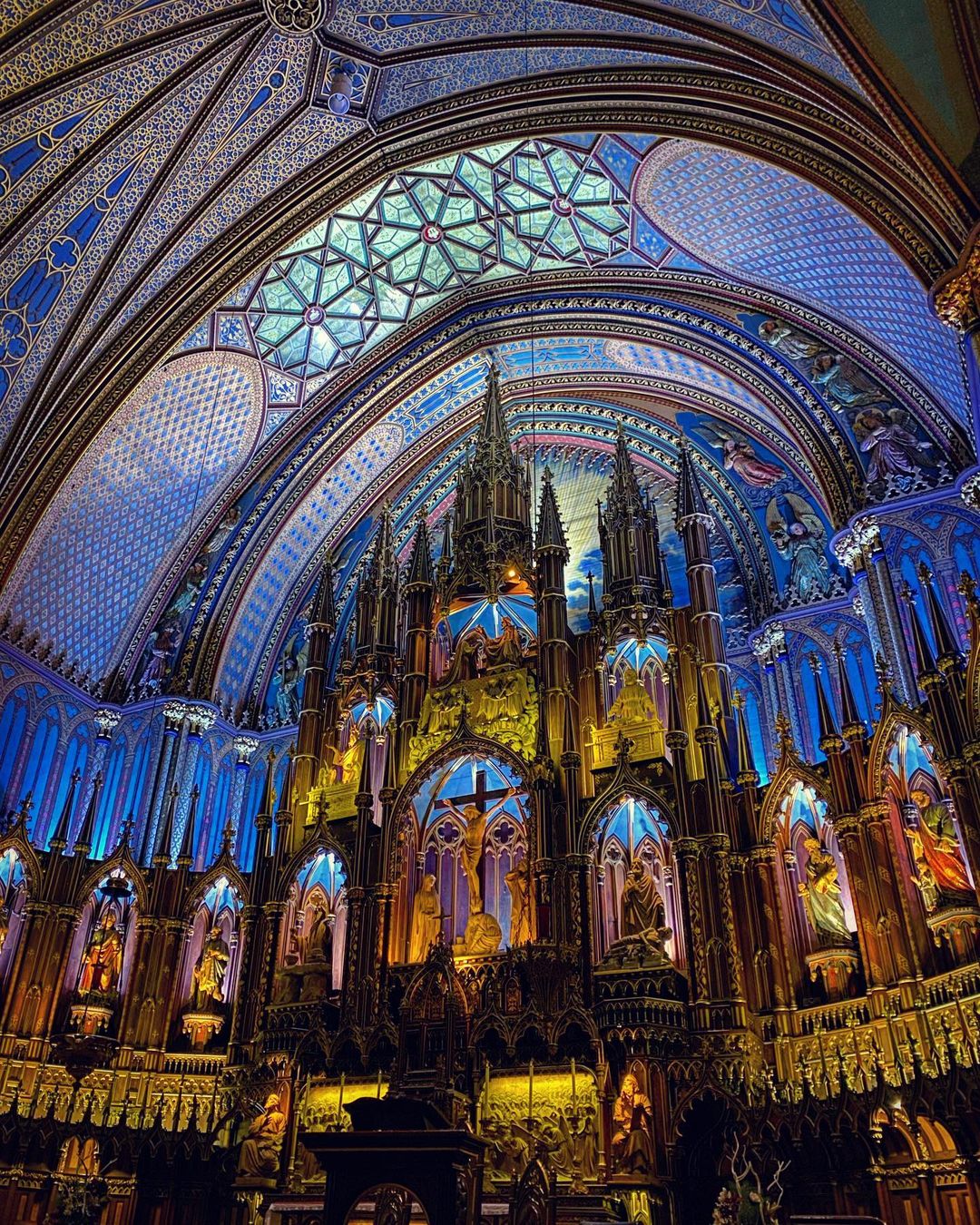 Twitter 上的 絶景事典 公式 コバルトブルーの祭壇が圧倒的な存在感を放つ ネオゴシック様式の最高傑作とうたわれるローマカトリック教会 カナダ の ノートルダム大聖堂 Via T Co 1qo3etqbvg 絶景事典 絶景 ノートルダム大聖堂 カナダ T Co