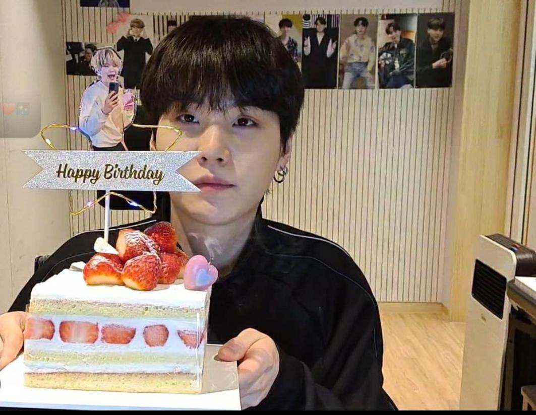 srtkapuji03's tweet photo. #HappyBirthdaySUGA #HappyBirthdayYoongi #SUGADAY #HappyYoongiDay #KingYoongiDay  #OurGrammysSinger #MinSugaDay Happy Birthday Uri Yoongi Oppa 💜🐱🥳 @bts_bighit @BTS_twt https://t.co/ctSlKgDipI