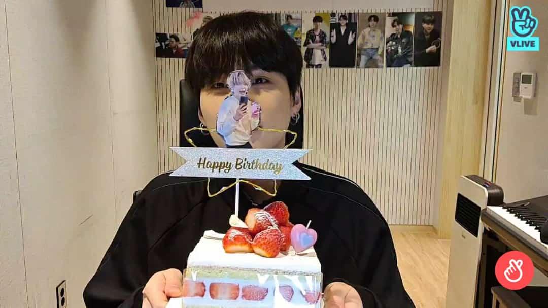 srtkapuji03's tweet photo. #HappyBirthdaySUGA #HappyBirthdayYoongi #SUGADAY #HappyYoongiDay #KingYoongiDay  #OurGrammysSinger #MinSugaDay Happy Birthday Uri Yoongi Oppa 💜🐱🥳 @bts_bighit @BTS_twt https://t.co/ctSlKgDipI