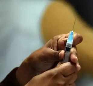 timesofindia's tweet photo. MUMBAI: 65-year-old Goregaon man collapses in chair, dies after vaccine 1st dose

This is the first post-vaccination death reported in the city, although civic authorities said it can't be linked directly to vaccination till a review by an expert committee-https://t.co/TDvNpeBLCS https://t.co/u3yudVwiB8
