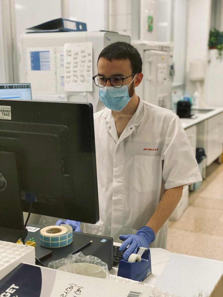 SJDLaboratori's tweet photo. #essencials_labsjd Francesc Genescà treballa al laboratori d'urgències, on es resolen cada dia més de 300 anàlisis de caire urgent (proves hematològiques, bioquímiques, estudis d'orina i proves ràpides de microbiologia).Curtit en els diversos torns de treball del laboratori 🌝🌛 https://t.co/HU3b9GMyvC