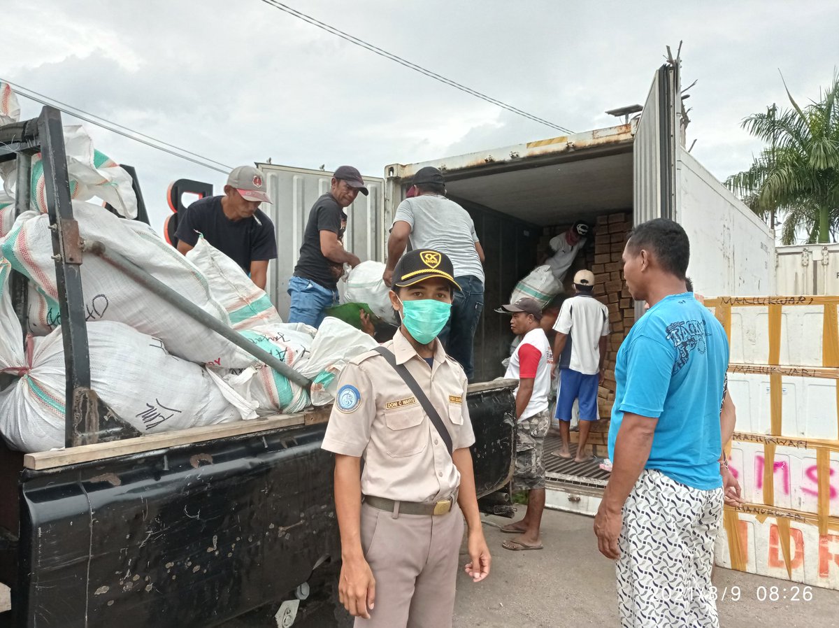 wilkerbalut's tweet photo. 09/03/2021 #OneHealthKIPM Kegiatan Pengawasan Stuffing di Pelabuhan Pelni Banggai Laut, Cumi Cumi Beku 5.700 Kg, Kembung Beku 2.000 Kg, Kuwe Beku 2.300 Kg dan Layang Segar 800 Kg Milik Ramli Tujuan Manokwari, Sorong, dan Jayapura Via KM. Sinabung Oleh petugas :
@Wilkerbalut https://t.co/rwExhkI3IE