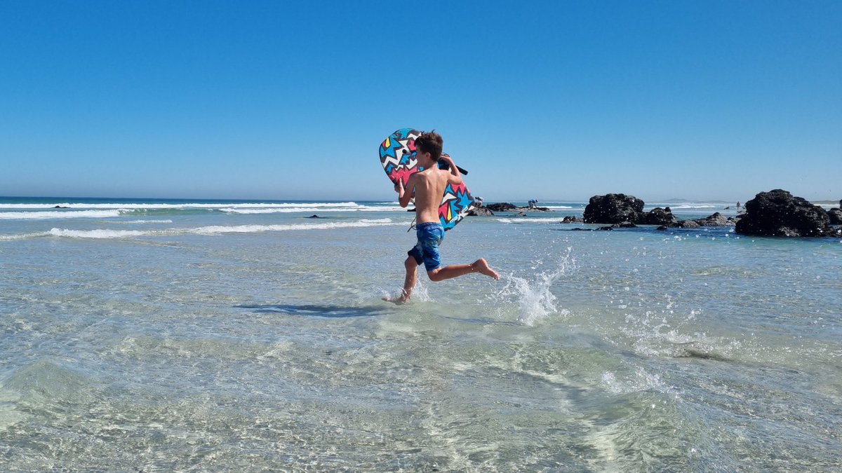 OneStopWander's tweet image. 🏖️ Beach daze at #Yzerfontein
The stuff of summer dreams 😍
 
Endless uncrowded flat beach &amp;amp; shallow crystal clear water. Bodyboarding, beach digging &amp;amp; rock pool scavenging. So much fun they forgot to fight for a few hours!🤭

#sharesouthafrica #meetsouthafrica #beachlife
