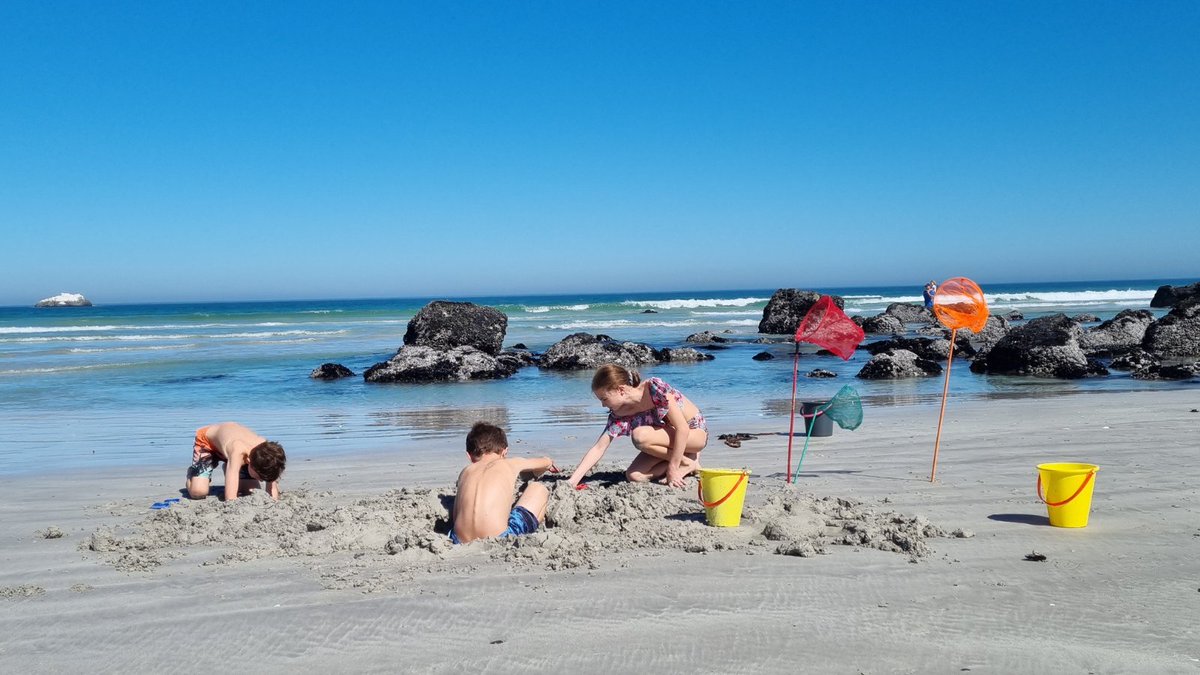 OneStopWander's tweet image. 🏖️ Beach daze at #Yzerfontein
The stuff of summer dreams 😍
 
Endless uncrowded flat beach &amp;amp; shallow crystal clear water. Bodyboarding, beach digging &amp;amp; rock pool scavenging. So much fun they forgot to fight for a few hours!🤭

#sharesouthafrica #meetsouthafrica #beachlife