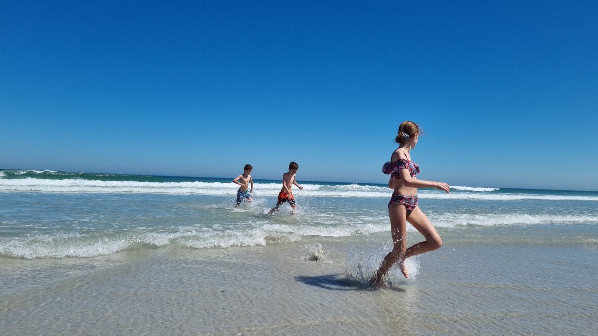 OneStopWander's tweet image. 🏖️ Beach daze at #Yzerfontein
The stuff of summer dreams 😍
 
Endless uncrowded flat beach &amp;amp; shallow crystal clear water. Bodyboarding, beach digging &amp;amp; rock pool scavenging. So much fun they forgot to fight for a few hours!🤭

#sharesouthafrica #meetsouthafrica #beachlife