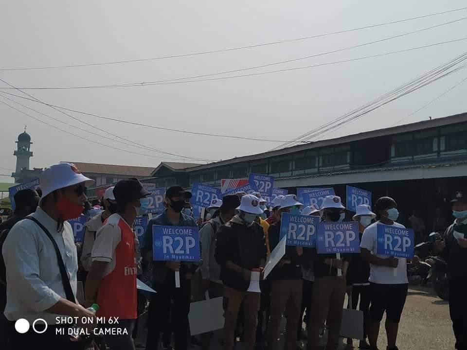 Protestors in Kyauk-Me are holding R2P banners to demonstrate Myanmar's Citizens wills of Needing R2P in Myanmar. RELEASE THE ARRESTED #R2PforMyanmar #WhatsHappeningInMyanmar #Mar9Coup #WeNeedR2PInMyanmar