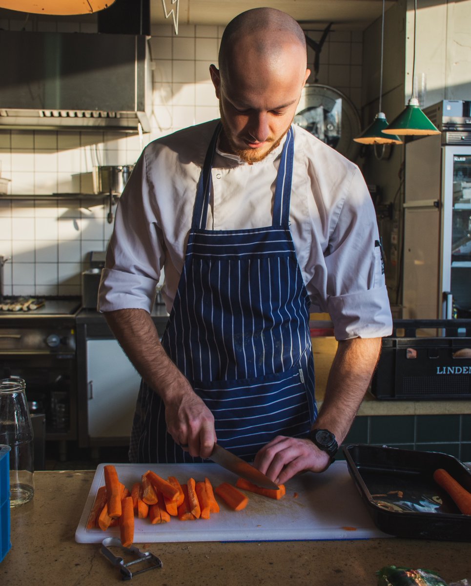 Paramountperson's tweet photo. We're on the look out for a Chef de Partie for a Rosette Food Restaurant in FALMOUTH. Up to £23,000 for a May 2021 start.

You must have a proven background in a professional kitchen. Call Dean on 0345 241 1000 for further info.

https://t.co/PrTdziPU4G https://t.co/PC3vveucJz