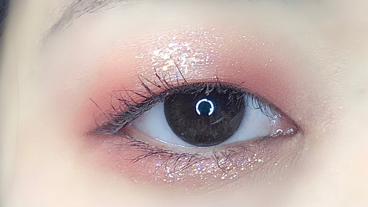 おさち 韓国コスメ アンリシア のアイシャドウが可愛すぎる マット2色 ラメ 大粒グリッターの詰め合わせ 左下の宝石みたいなグリッターは硬めのクリームのような質感だから密着力高いし目に入る心配もない 右上ラメは濡れ感がエグくて美しい 日本未