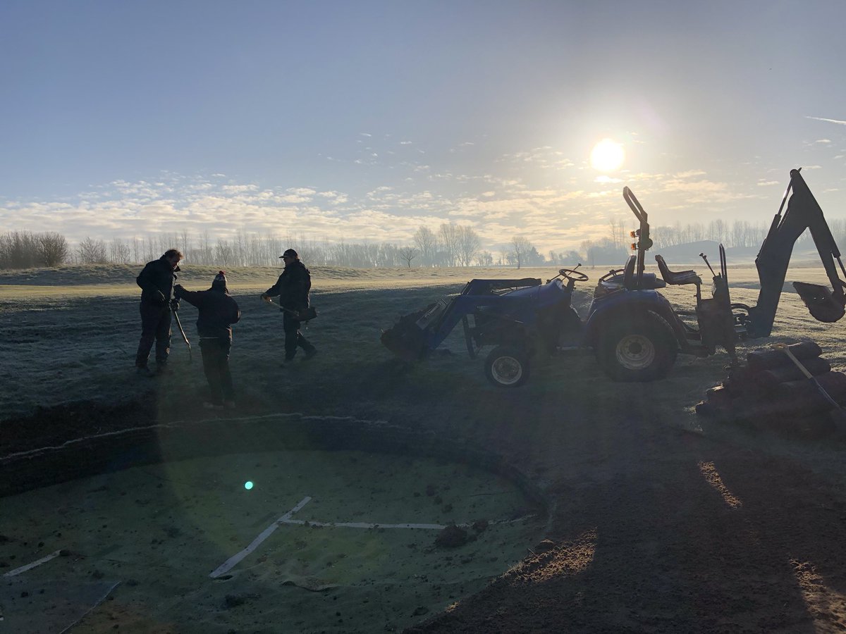 GreenkeepersKGC's tweet photo. Stunning morning @KirtlingtonGolf 
More progression with the 11th bunkers... ☀️⛳️ https://t.co/UzJKImBc4w