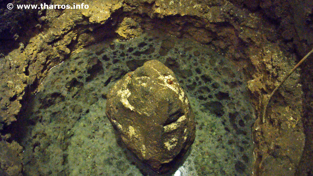 tharrosinfo's tweet photo. San Salvatore https://t.co/8vTCC62Uti La pietra che era il centro del culto preistorico praticato nell'ipogeo..  #sardinia #sardegna https://t.co/eJmaPcfYg2