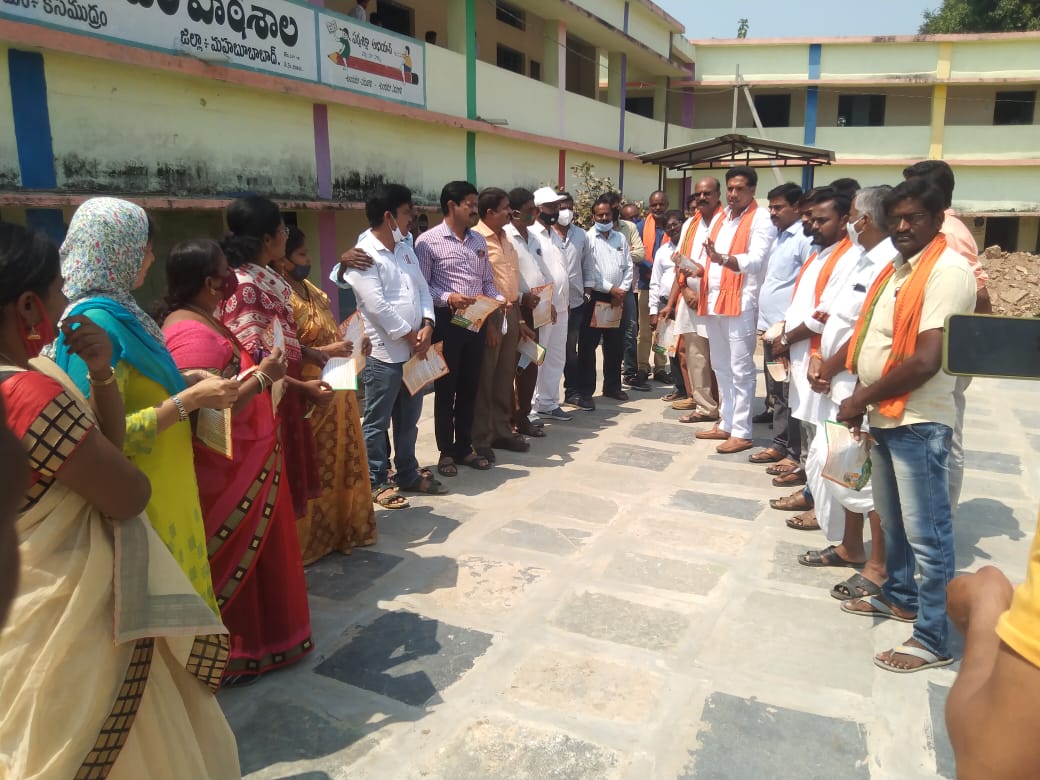 JatothuH's tweet photo. మహబూబాబాద్  జిల్లా కేసముద్రం మండలంలో పాఠశాలలో,కాలేజీలలో ముమ్మరంగా ఎమ్మెల్సీ ఎన్నికల ప్రచారంలో బీజేపీ గిరిజన మోర్చా రాష్ట్ర అధ్యక్షులు జాటోత్ హుస్సేన్ నాయక్ గారు మరియు బిజెపి జిల్లా అధ్యక్షులు ఒద్దిరాజు రామచంద్ర రావు గారు జిల్లా ప్రధాన కార్యదర్శి వల్లబు వెంకన్న ఒలం శ్రీను శోభన్.. https://t.co/lkT9jaqy8m