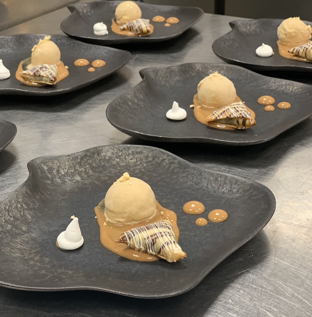 TheVineetBhatia's tweet photo. Somethings only get better with time.
One of our classics CHOCOMOSA getting a makeover @IndegoByVineet
This time we are pairing our chocolate samosa with banana-jaggery ice cream, caramelised milk jam
#chef #recipe #samosa #chocolate #chocomosa #chocolatesamosa #banana #icecream https://t.co/6uGfzyHJYk