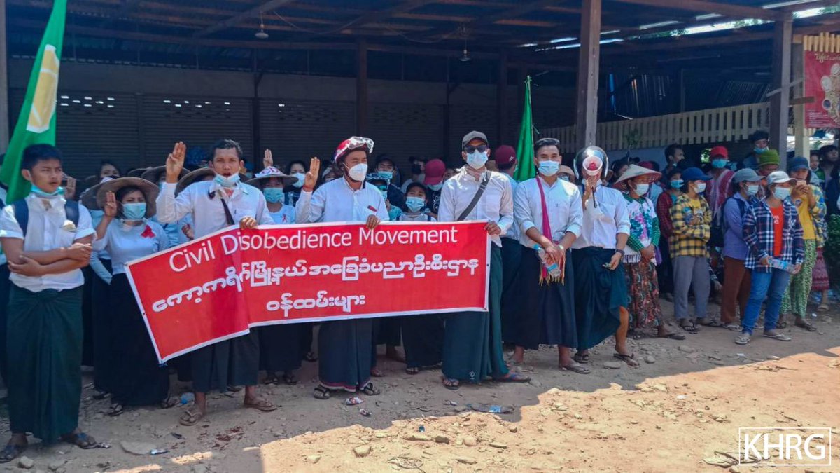 khrg's tweet photo. On March 9th, 2021, around 9,000 people are holding a protest near Kawkariek Town today. The police and soldiers do not allow them to cross the Asia Highway and enter the Town. Therefore, they are pretesting on the other side of Asia Highway.
#WhatsHappeningInMyanmar #MyanmarCoup https://t.co/IX4c9IPPEp