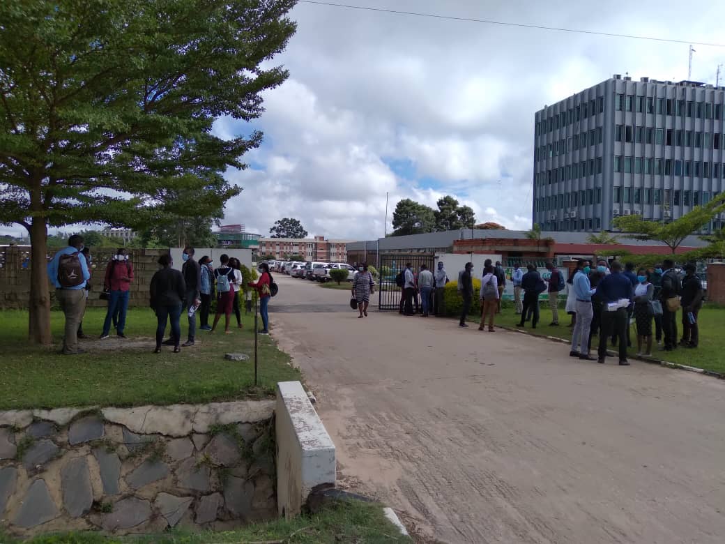 #TRENDING 

UNEMPLOYED doctors have this morning staged a protest at the Ministry of Health Headquarters in #Lusaka. #Zambia