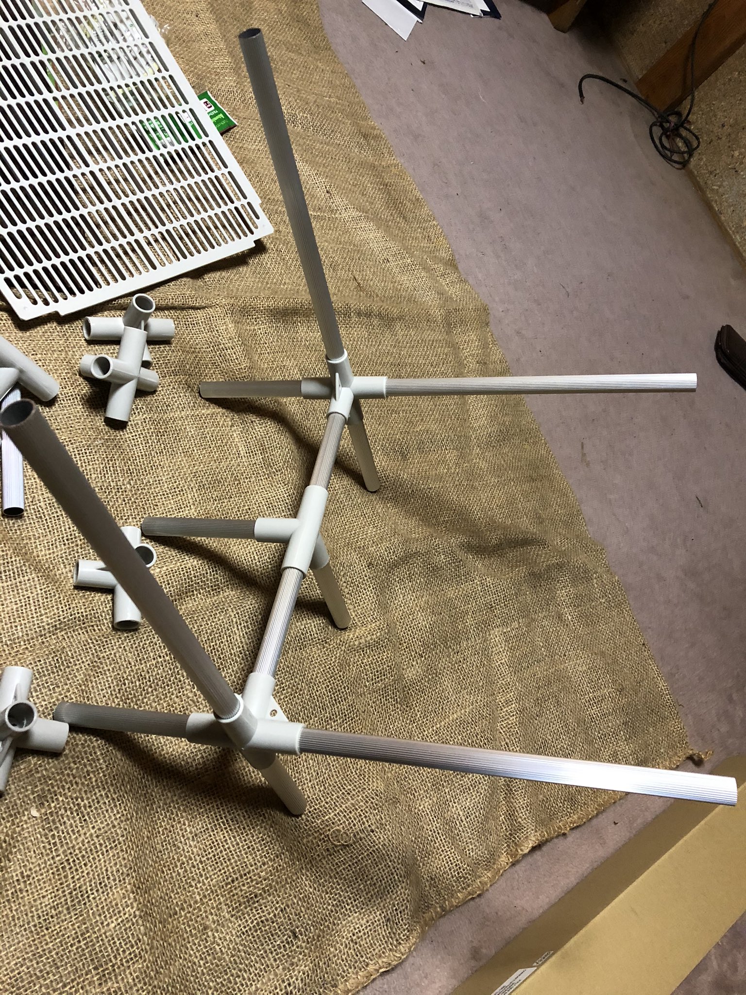 とよぴー とよぴっぴ セリアのアルミラックシリーズを使ってソロキャンプ用ローテーブル作れないかとあれこれやってたら あれ 薪ラック作れそうwww ソロキャンプ キャンプ Diy 自作 ローテーブル 薪ラック 100均 セリア T Co