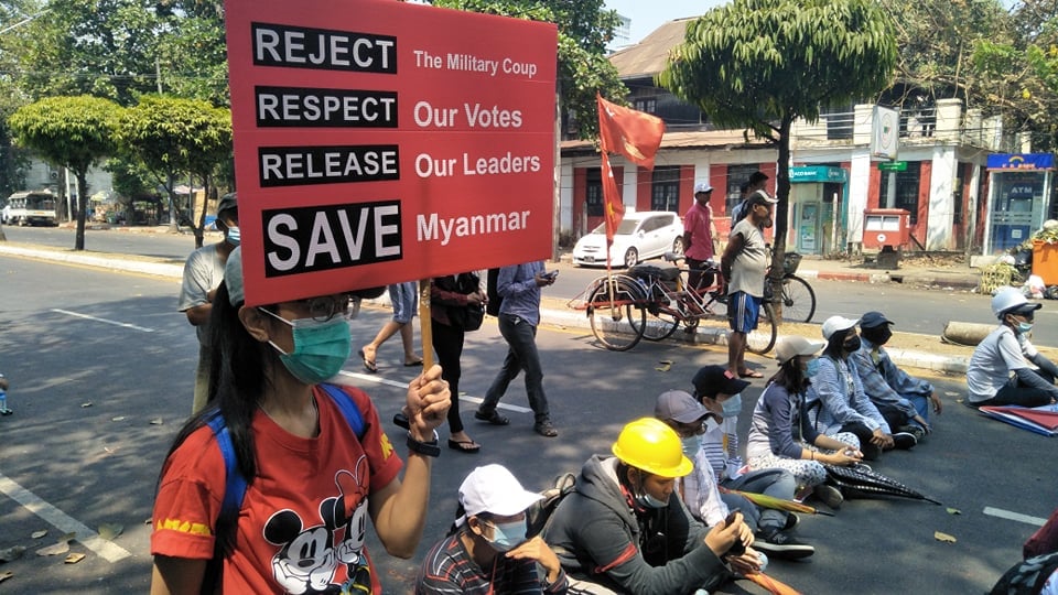 IrrawaddyNews's tweet photo. Hundreds of anti-regime protesters gathered in #Yangon’s Kyimyindaing Township on Tuesday, despite riot police erecting blockades in the morning, following raids on Sanchaung Township during the previous night. 
#WhatIsHappeningInMyanmar 
#RejectMilitaryCoup https://t.co/CbQJtWxDgV