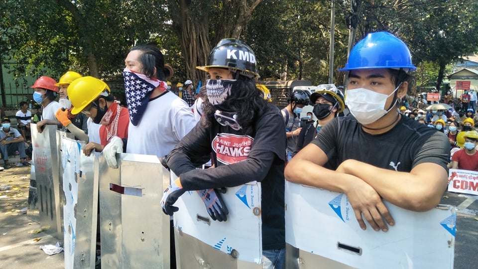 IrrawaddyNews's tweet photo. Hundreds of anti-regime protesters gathered in #Yangon’s Kyimyindaing Township on Tuesday, despite riot police erecting blockades in the morning, following raids on Sanchaung Township during the previous night. 
#WhatIsHappeningInMyanmar 
#RejectMilitaryCoup https://t.co/CbQJtWxDgV