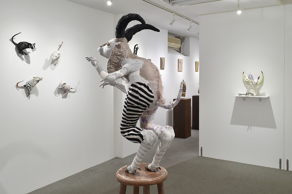 jinengallery's tweet photo. 投稿が遅れましたが、本日も19時迄営業中!
2021年3/2(火)〜3/14(日)※月曜休
【A室】#秦俊也 展
【B室】#黒田恵枝 展 -#CURE-
#art #contemporaryart #stereoscopicworks #stuffedtoy #imaginarycreatures #立体造形 #古書 #雑誌 #古物 #鉄 #古着 #布 #空想 #動物 #ぬいぐるみ #もけもけもの #衣類 https://t.co/0mwsuG5k9m