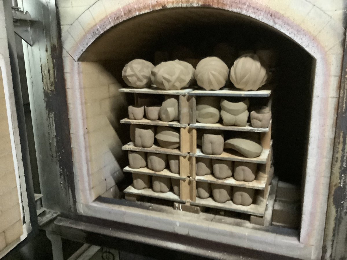ceramistbamboo's tweet photo. 6ヶ月ぶりの素焼きの窯詰め
それでも作品が足りない
小さな窯欲しい
給付金で気持ちが大きくなり、こんなに仕事してなかったんだ❗️
#素焼き #窯詰め #陶芸 #ガス窯 #biscuitfiring #bisquefiring #gaskiln #kilnloading https://t.co/MDYi4quVKC