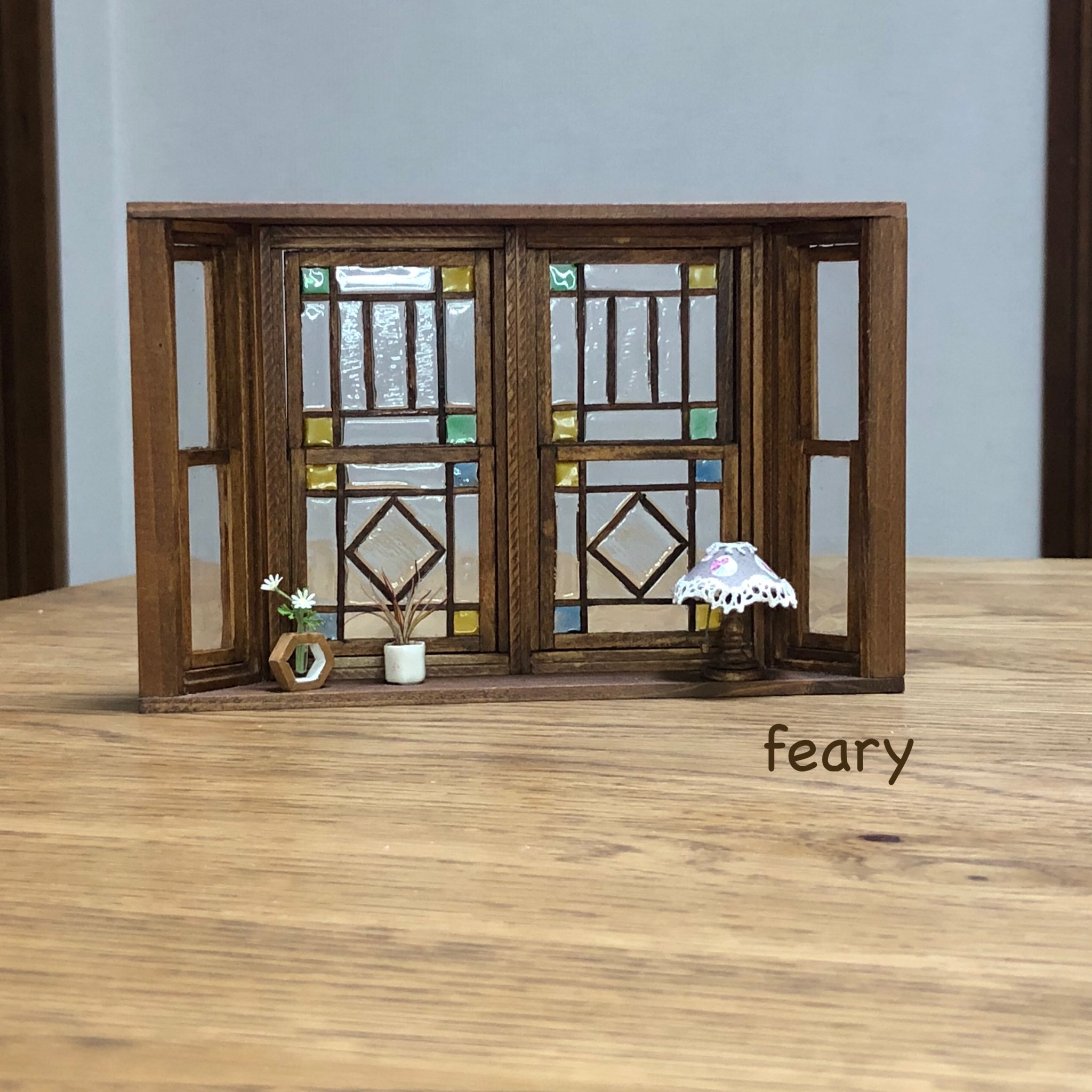 Feary ミニチュア 出窓 今製作中の部屋に組込みたい出窓 上げ下げできます 夕方にステンドグラスが光を通し部屋に差し込めば綺麗 だね 作り方はシック スカートさんの動画で勉強させて頂きました ミニチュア 出窓 上げ下げ窓 ステンド
