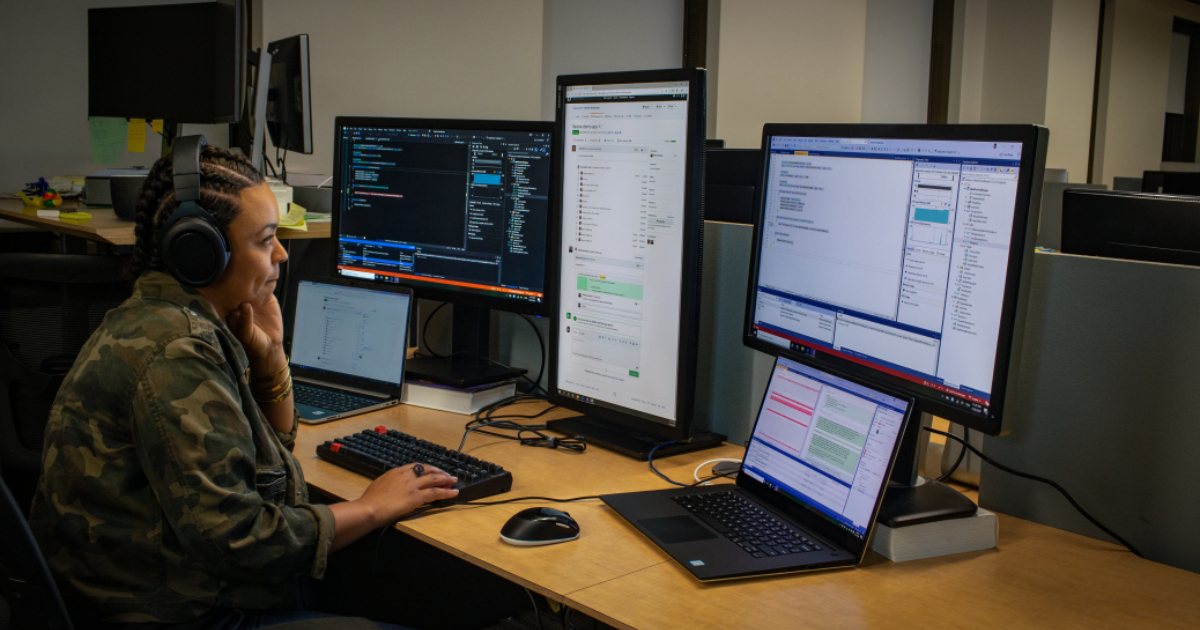 MicrosoftSA's tweet photo. Microsoft in partnership with @GautengProvince , @Andela and @Geekulcha have partnered to implement the Gauteng Azure Training programme. The programme seeks to train 3,000 developers in Gauteng. 

For more information on how to apply, please visit: https://t.co/hqM8GLzLUI https://t.co/9qEoO6mIlC