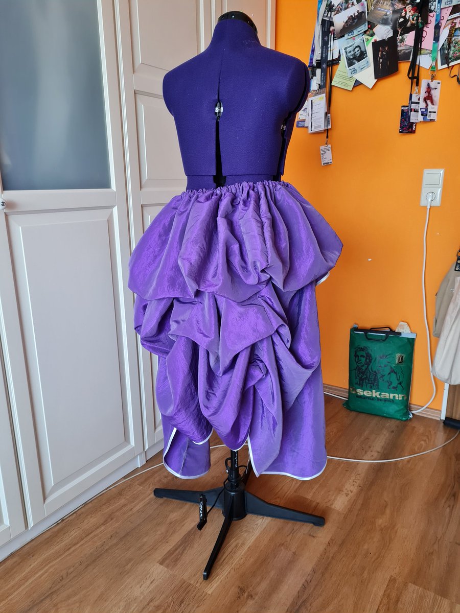 creepy_cosplay's tweet photo. Im Moment sitze ich an einer neuen #starfire nach der Version von #noflutter (es wird nur nicht Bauchfrei) aber immer wenn die Motivation hoch ist muss ich arbeiten oder irgendwas anderes muss erledigt werden 🥲 https://t.co/4SPXvsTJaX