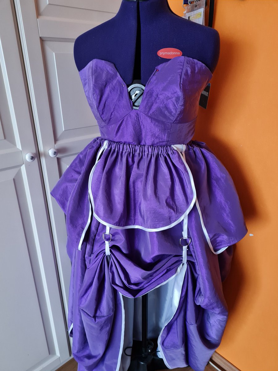 creepy_cosplay's tweet photo. Im Moment sitze ich an einer neuen #starfire nach der Version von #noflutter (es wird nur nicht Bauchfrei) aber immer wenn die Motivation hoch ist muss ich arbeiten oder irgendwas anderes muss erledigt werden 🥲 https://t.co/4SPXvsTJaX