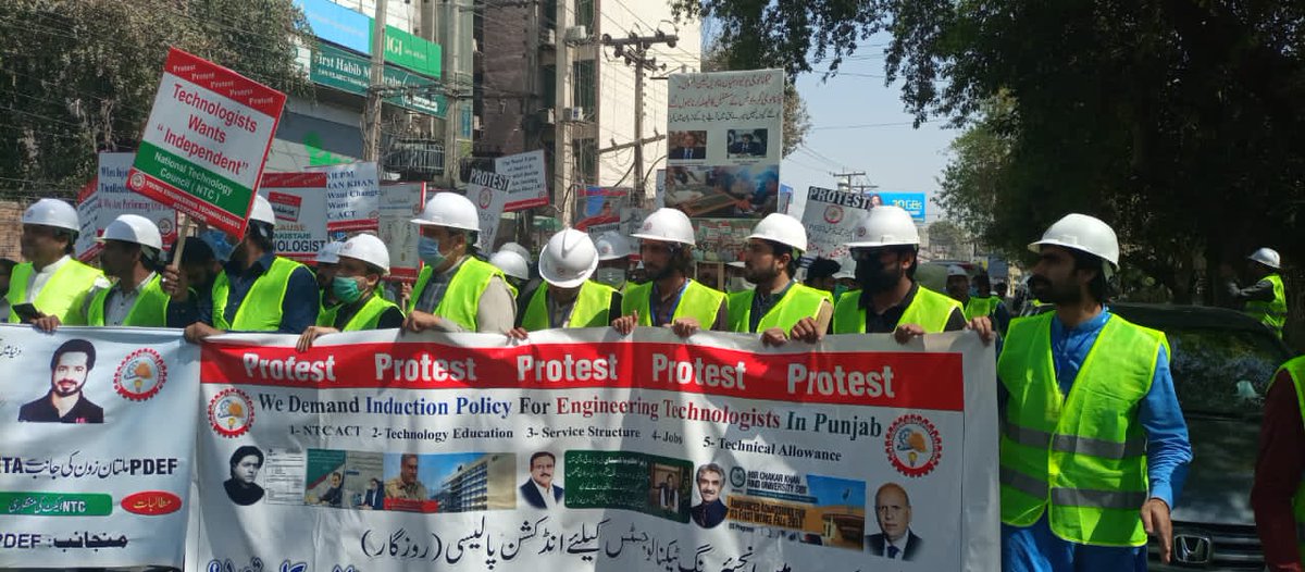 Atique916's tweet image. ہنرمند نوجوان طبقہ آج ایڑیاں رگڑ رگڑ کر اپنے حقوق مانگ رہا ہے۔
کاش کہ انصاف کے دعویدار انکے پاوں سے پھوٹنے والے خون کے چشموں سے پہلے خوف خدا کرلیں۔
#Technology_Protest_Multan@ImranKhanPTI
@AliSalmanPTI
@MMAslamIqbal
@UsmanAKBuzdar
@GovtofPunjabPK
@Shafqat_Mahmood