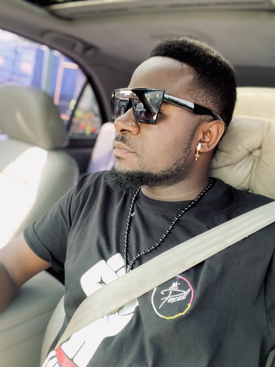 PASCAL_YK's tweet photo. Confused sharp!
How person fit di take picture, then hang like sey e no know sey e di take picture π€·π½ββοΈ
Wild news π πΉπΉ
#pikin4sunπ #ChefBambehπ https://t.co/zzmkpz7dSY