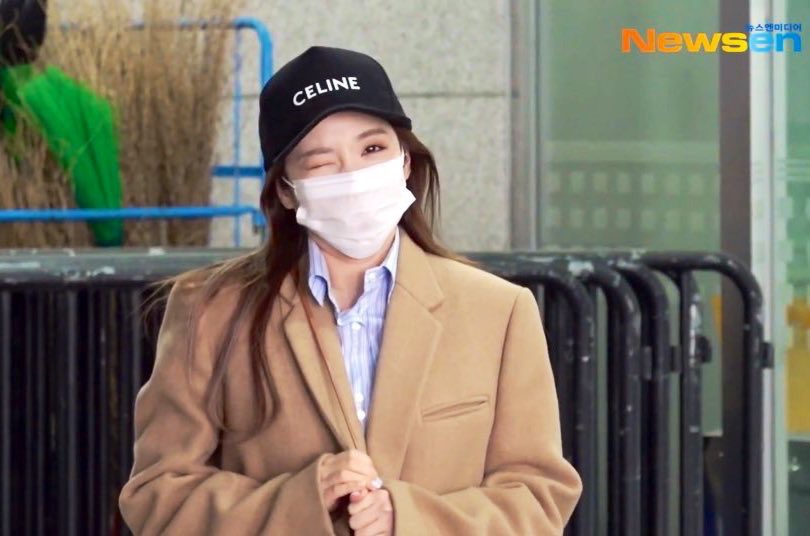 applersvipjack's tweet image. Yung alam nyang marupok si Newsen reporter-nim pagdating sa kanya so taz pa-kindat kindat na lang yan sya😉☺️😍 #DARA #KOMS