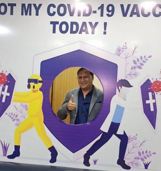 RajatSharmaLive's tweet photo. आज मैंने कोरोना से बचाने वाली कोविशील्ड वैक्सीन का पहला डोज़ लिया. ज़रा भी दर्द नहीं हुआ. अगला इंजेक्शन 28 दिन बाद लगेगा. अगर आप की उमर 60 से ज़्यादा है तो आप भी बिना डरे वैक्सिनेशन करवाइये. हम सब को मिल कर अपने देश को कोरोना से मुक्त करना है. https://t.co/jIpSz0hVzS