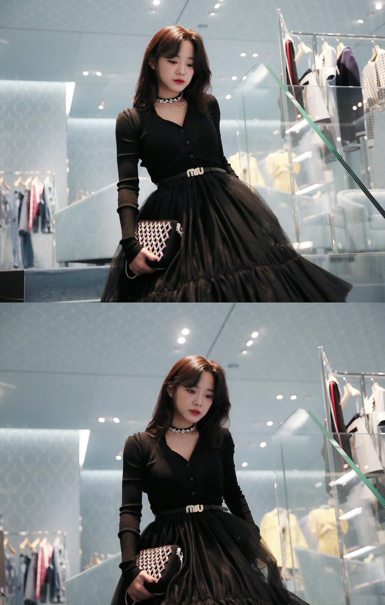 방송국에선 김세정을 부잣집 딸내미로 당장 데려가야 된다.