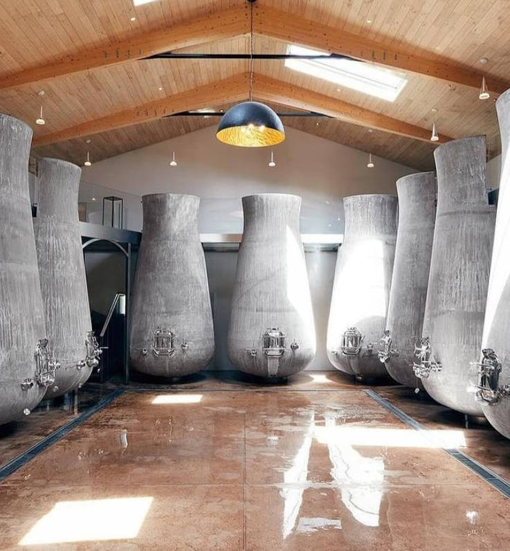 Pour un jour, pour une nuit, ou pour la vie, coup de 🧡 intemporel pour le joli cuvier du Château Beauregard. Et entre nous, sublimé par Alexis Cottin, il ne manque pas de caractère ! bit.ly/3btTvld #Pulpe #Bordeauxwinetrip #Pomerol #Vinsdebordeaux ©Alexis Cottin