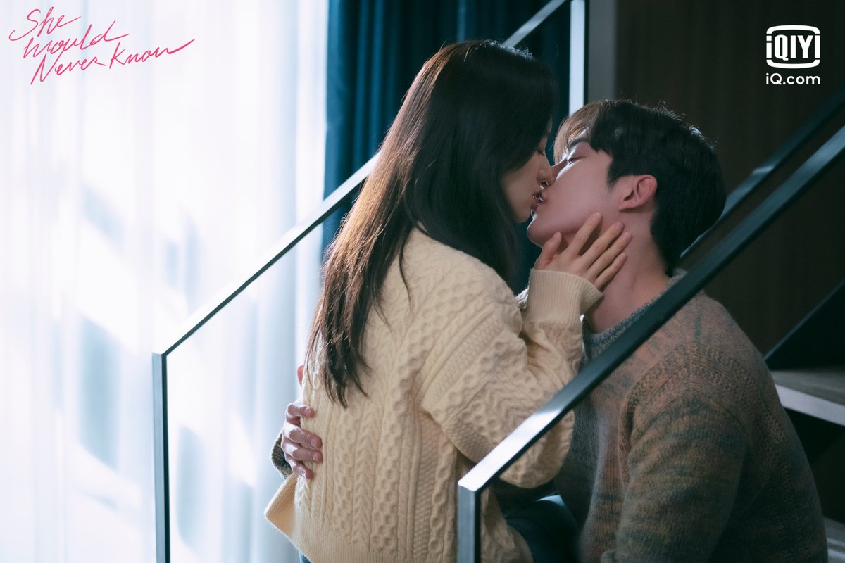 그토록 달달했는데, 어색하게 재회한 선배와 후배. 그들은 다시 사랑할 수 있을까요? 오늘 밤 10시 20분, #아이치이 에서 #선배그립스틱바르지마요...