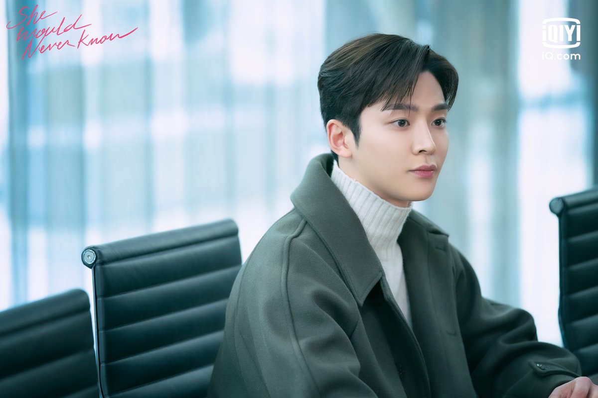 그토록 달달했는데, 어색하게 재회한 선배와 후배. 그들은 다시 사랑할 수 있을까요? 오늘 밤 10시 20분, #아이치이 에서 #선배그립스틱바르지마요...